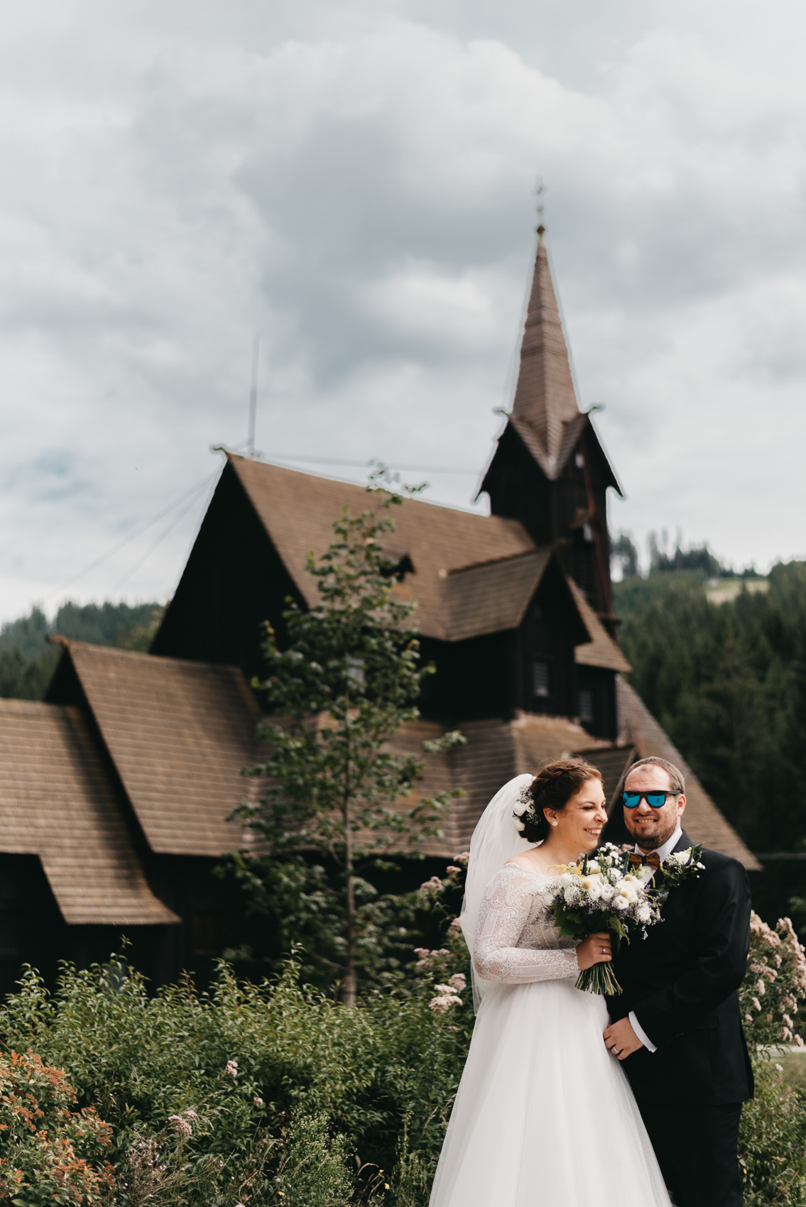 Svatba v dřevěném kostele