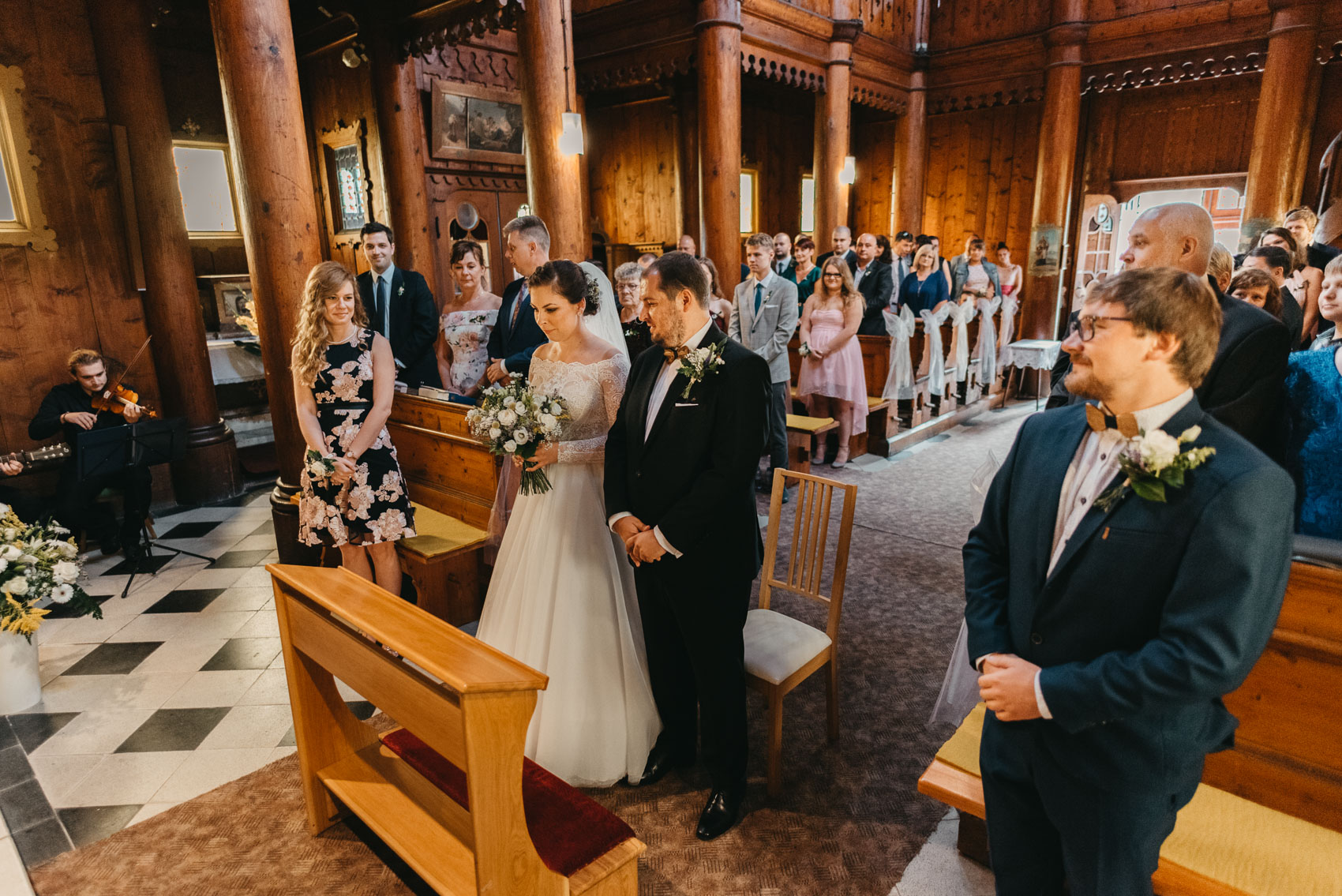 Svatba v dřevěném kostele