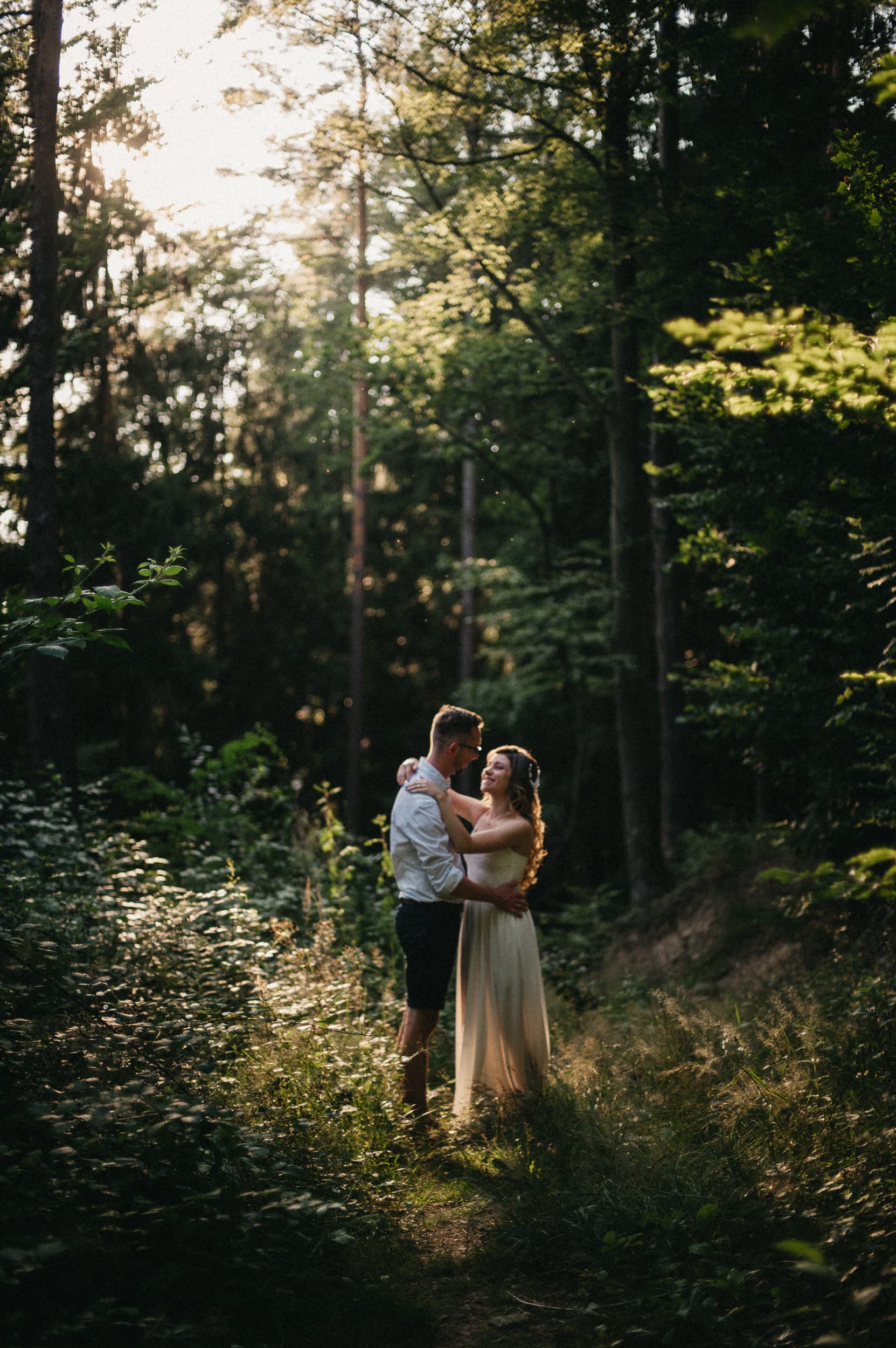 Svatební fotografie, les při západu Slunce