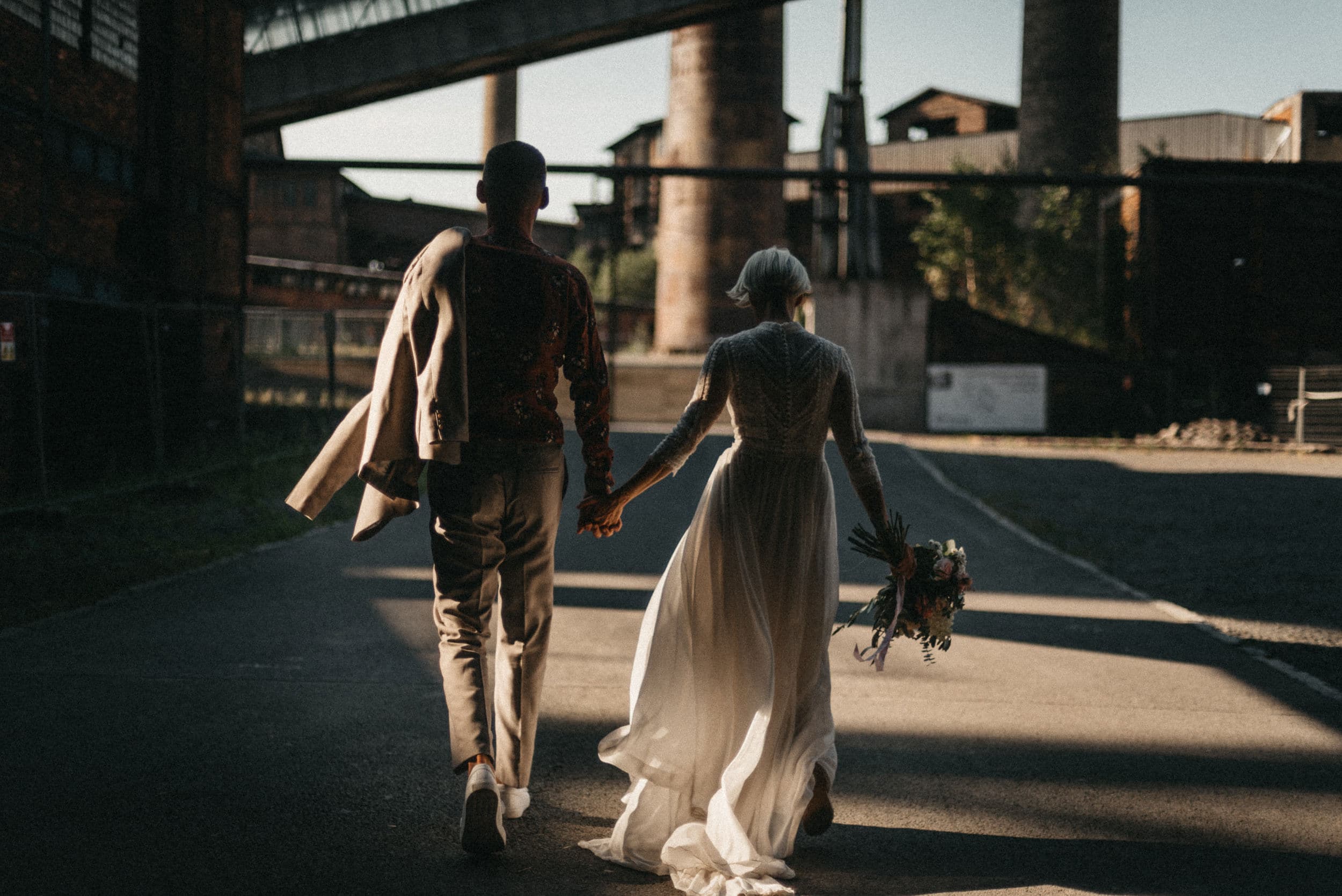 Svatební fotka v Dolní oblasti Vítkovic, nevěsta kráčí se ženichem