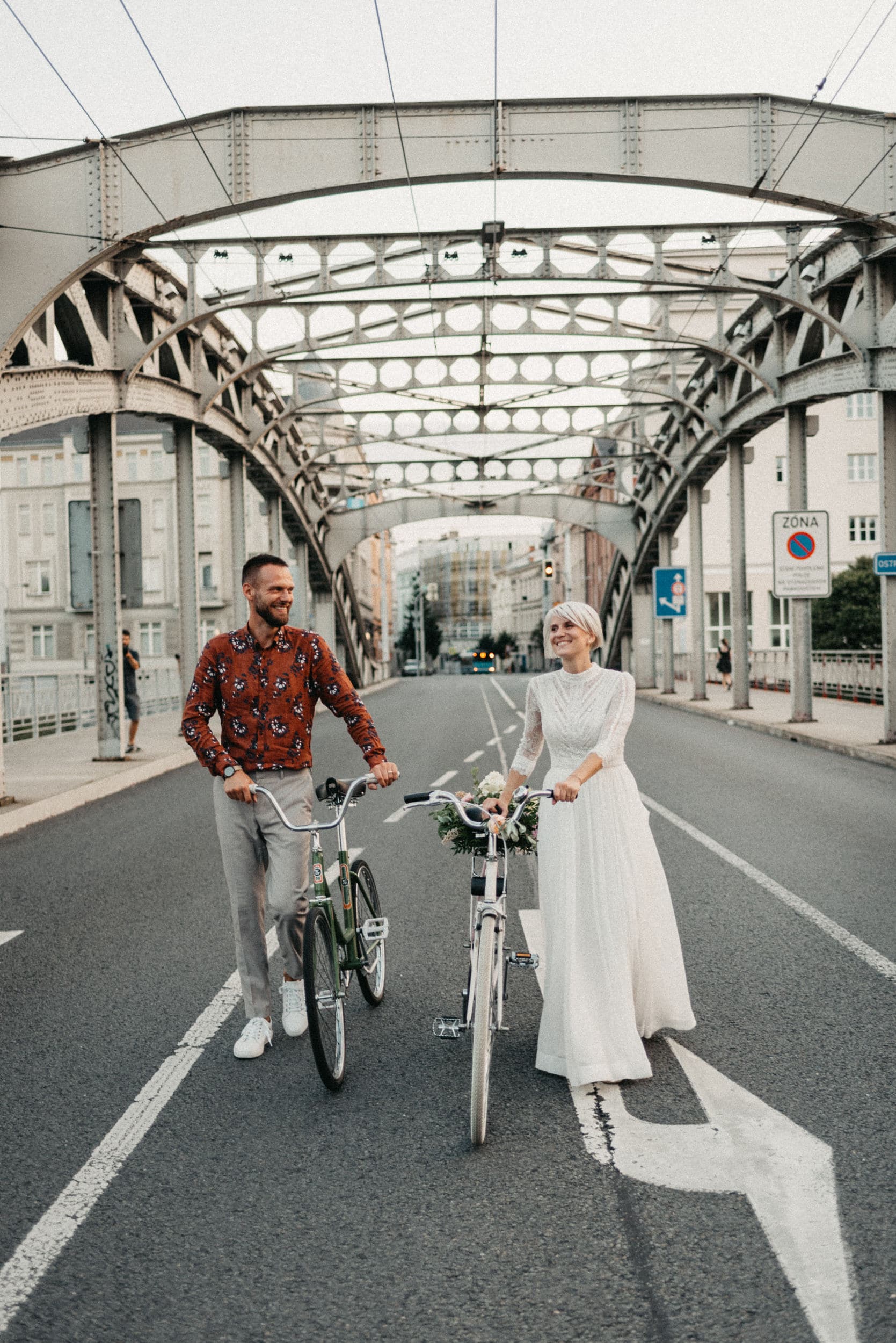 Ostravská svatba, novomanželé na kolech na Sýkoráku
